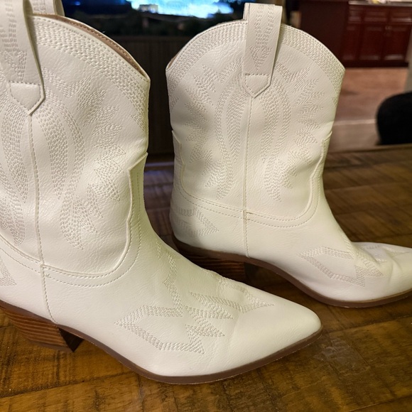 Cushionaire Shoes - White Western Cowgirl Boots
